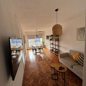 Apartamento De Estilo De 2 Dormitorios Impecable!