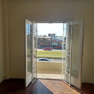 Alquiler En Malvin, Sobre Avenida Italia, Piso 1, 2 Dormitorios, Patio Y Balcon