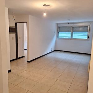 Alquiler En Aguada De 2 Dormitorios, Piso 1 Al Frente, Terraza Lavadero, Garaje Y Porteria