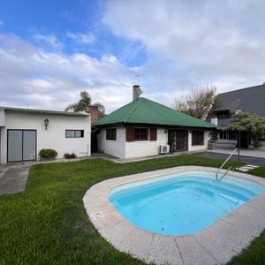 Venta De Casa De 3 Dormitorios Con Casa Independiente De 1 Dormitorio Al Fondo En Barra De Carrasco