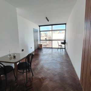 Alquiler En Tres Cruces De 1 Dormitorio, Piso Alto Al Frente, Terraza Lavadero, Gastos Bajos