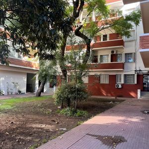 Se Alquila Apartamento Super Luminoso Y Ventilado De 2 Dormitorios, En Muy Buen Estado, Con Balcón! Ubicado En Cordón/centro, Sobre Magallanes A Dos Cuadras De Av. 18 De Julio! Ideal Estudiantes!