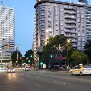 Exclusivo Edificio Art Deco, Impecablemente Conservado, Ofrece 2 Dormitorios Y 2 Baños, Una Joya Arquitectónica Lista Para Habitar.