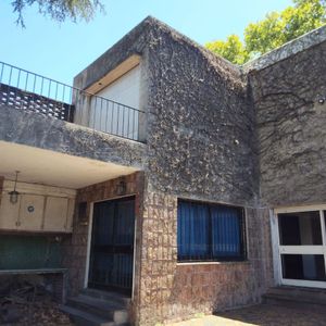 Venta De Casona De época. Sobre Luis Alberto De Herrera. Ideal Para Empresas O Desarrollos Inmobiliarios. Dentro De La Ley De Vivienda Promovida. Fos 80% Altura Permitida 21 Metros