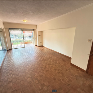Próximo Rambla Amplio Apto Con Patio C/parrillero Y Garaje Lugar Fijo