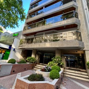 Practica Oficina En Edificio Elegante Con Portería Física Sobre Gabriel Pereira, Pocitos.