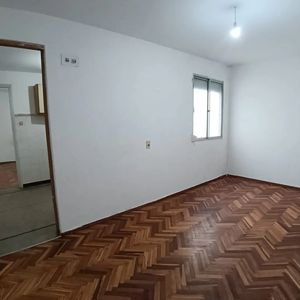 Alquiler En Pocitos De 1 Dormitorio, Por Escalera Interior, Gastos Comunes Bajos