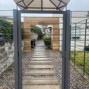 Excelente Y Cómoda Casa Con Ubicación Privilegiada, 2 Dorm, 1 Baño, Fondo Techado Con Parrillero Y Sector De Lavadero, Y Garaje Techado.