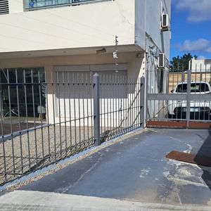 Alquiler En Malvin, 1 Dormitorio, Planta Baja, Al Frente, Opcion Cochera, Impecable Estado