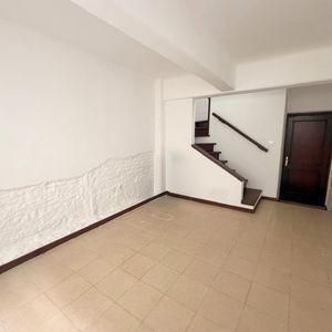 Duplex En Alquiler En Pocitos, 1 Dormitorio, Garaje, Patio, Amplio 70m2, Sin Gastos Comunes.