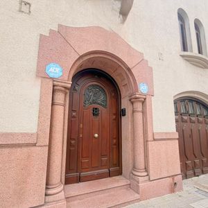 Duplex En Alquiler En Pocitos, 1 Dormitorio, Garaje, Patio, Amplio 70m2, Sin Gastos Comunes.