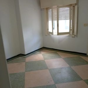 Alquiler En Brazo Oriental, 1 Dormitorio, Planta Baja Al Frente, Patio Y Sin Gastos Comunes