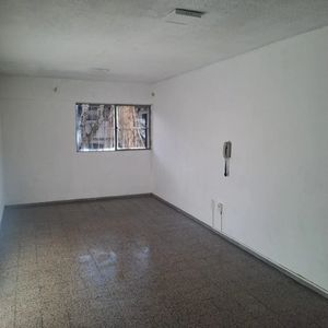 Alquiler En El Centro, Oportunidad De 2 Dormitorios Mas Patio, Con Ascensor