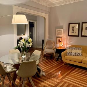 Exquisito Departamento De Dos Dormitorios Y Dos Baños, Completamente Renovado, En Emblemático Edificio Histórico.
