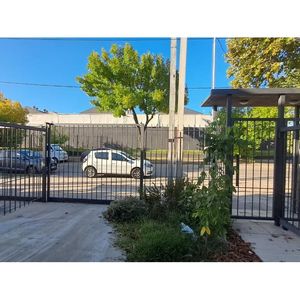Tipo Casa, Con Jardín Y Estacionamiento