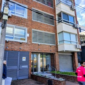 En Parque Batlle, Impecable, Apartamento Al Frente De Dos Dormitorios