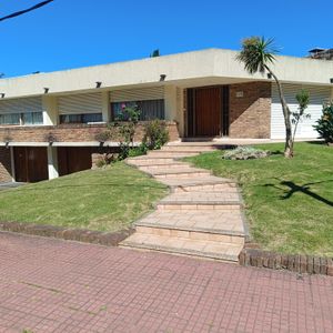 Casa Esquina Con Gran Jardín Y Garage Para 3 Autos Ciudad De París Y San Marino, Frente A Plaza Ecuador