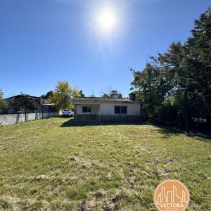 Vende Casa Con Gran Terreno En Neptunia A Mts. De Av. Los Pinos / 2 Dormitorios / Porche Y Patio