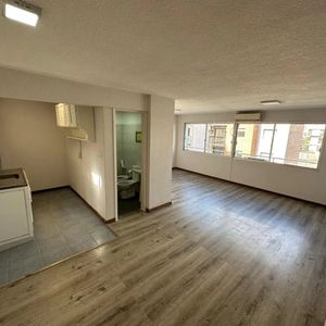 Alquiler En Tres Cruces, Mono Ambiente En Piso Alto Al Frente, Aire Y Porteria