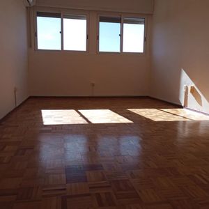 Alquiler En Mercado Modelo, 2 Dormitorios, Piso 5 Al Frente, Terraza Lavadero, Gastos Comunes Bajos