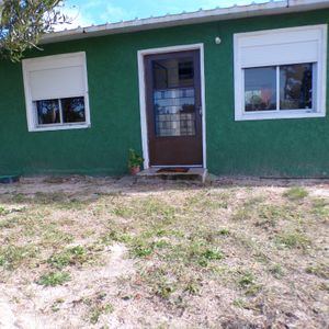 Casa En Alquiler En Jaureguiberry | 2 Dormitorios | Gran Terreno Y Semi Amueblada