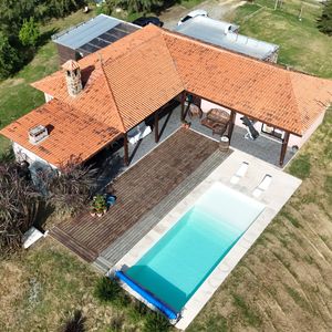 ML Propiedades Ofrece En Venta,hermosa Casa De Estilo Campestre, En Barrio Privado Villa Juana, 3 Dormitorios, 3 Baños, Barbacoa, Piscina, Cochera, Gran Superficie De Tierra 4857 M2.