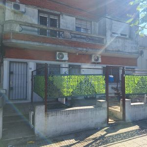 G. Flores Frente Cuartel. Para Inversionistas, 3 Viviendas Y Un Galpon Con Oficinas.