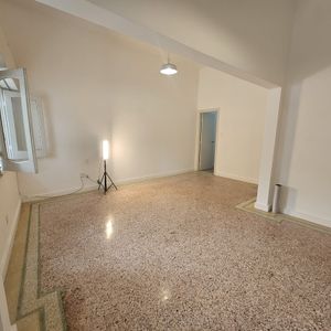 Apartamento De 2 Dormitorios En La Blanqueada, Con Patio.