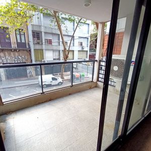 Hermoso Apartamento 2 Dormitorios Con Patio Y Terraza. A Un Paso De 18 De Julio Y Cerca De La Rambla.