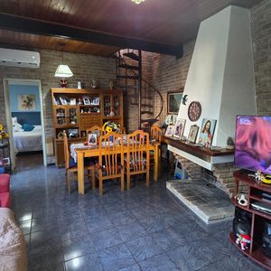 Excepcional Casa En Venta: Ubicación Estratégica En Buceo, 3 Dormitorios, 2 Baños, Garage Y Azotea Con Potencial.