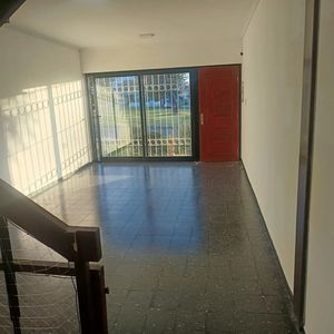 Alquiler En Mercado Modelo, Casa Duplex De 2 Dormitorios Y 2 Baños, Cochera, Patio Y Parrillero