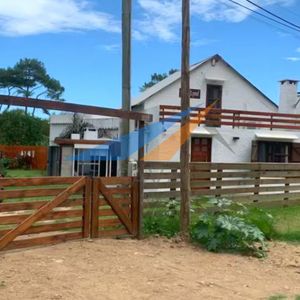 Venta Casa 2 Dormitorios En La Paloma! 2 Plantas - Amueblada. Terreno Amplio Y Barbacoa!