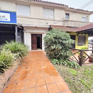 **reservado**apartamento Sobre Av Bolivia A 2 De La Rambla, 1 Piso Por Escalera, 1 Dorm Con Balcón