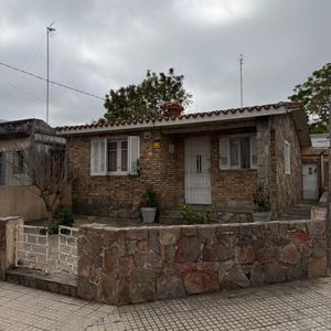 Casa En Alquiler - 2 Dormitorios - La Teja