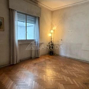 Venta Apartamento Sobre Av. 18 De Julio, Frente Al Bhu, 2 Dormitorios, 2 Baños Y Balcón. Inm Atlántida