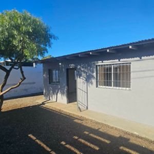 ML Propiedades Ofrece En Alquiler, Muy Linda Casa, En Buen Estado, 3 Dormitorios, 1 Baño, Jardín, Fondito, Parrillero Techado Y Cochera.