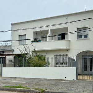 Sur De Av. Italia | Cómodo Apartamento Con Balcón | Al Frente  Bajos Gastos,  Acceso A Azotea