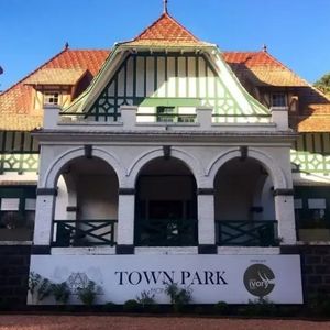 Vendo Excelente Apartamento En Town Park Prado, 3 Dormitorios, 2 Baños, Balcón, Terraza Lavadero Y Cochera, Acepta Banco.