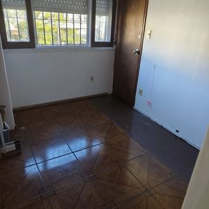 Alquiler En Malvin, Mono Ambiente En Primer Piso Por Escalera, Al Frente, Cocina Definida, Gastos Bajos