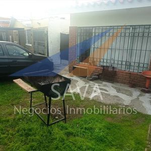 Alquilo Casa De 110 M²: Dormitorio, Parrillero Y Amplio Jardín. Confort, Seguridad Y Excelente Ubicación