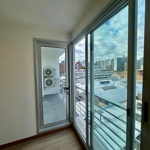 A Estrenar: 1 Dormitorio Con Balcón Y Aire Acondicionado En Tres Cruces! Garage Opcional
