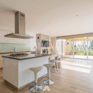 Venta Casa De Diseño En Altos De La Tahona 4 Dormitorios + Servicio Con Piscina