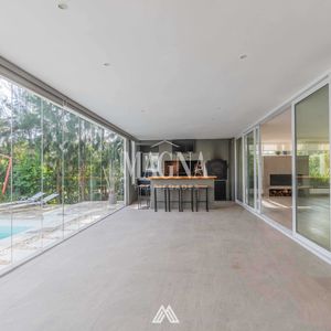 Venta Casa De Diseño En Altos De La Tahona | 4 Dormitorios + Servicio | Con Piscina
