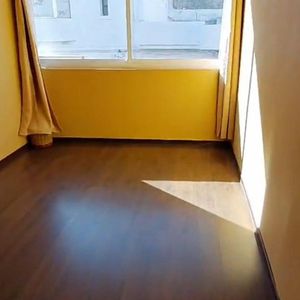 Alquiler Mono Ambiente En Ciudad Vieja, Por Escalera Al Frente, Aire, Gastos Comunes Bajos