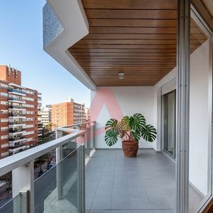 Pocitos A Mts Del Mar – Alquiler Apartamento De 3 Dormitorios Y Servicio – Terraza Con Parrillero -garaje Para 2 Autos