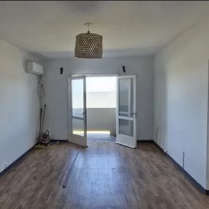 Alquiler En Ciudad Vieja, 2 Dormitorios, Segundo Piso Por Escalera, Balcon, Vista Al Mar