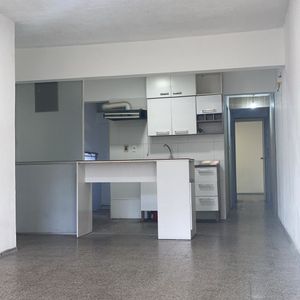 Alquiler De Apartamento En El Centro, 2 Dormitorios Y Patio, Comodo Practico Y Con Ventilacion Cruzada.