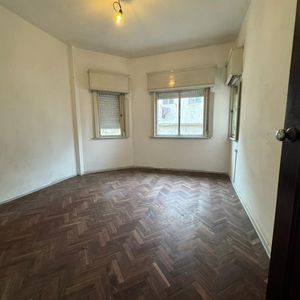 Alquiler En Ciudad Vieja, 2 Dormitorios, Primer Piso Por Escalera, Balcon, Patio Y Gastos Comunes Bajos