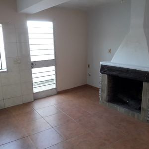 Alquiler En La Teja De 2 Dormitorios, Planta Baja, 2 Patios, Estufa A Leña, Patio Con Parrillero Y Sin Gastos Comunes