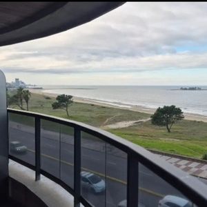 Exclusivo Apartamento De Lujo En Rambla Malvín: 2 Dormitorios, Terraza Panorámica Con Parrillero, Garaje Y Gimnasio De Vanguardia.